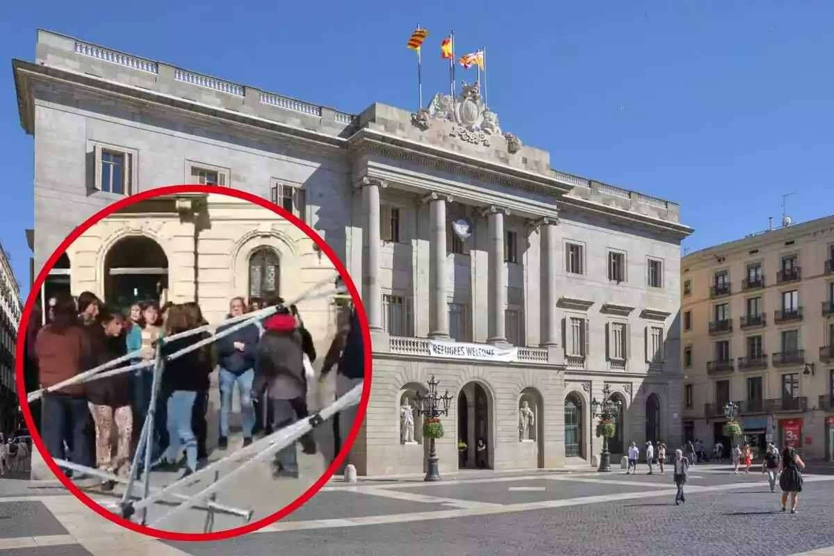 Una plaça amb un edifici històric al fons i un cercle vermell al cantó inferior esquerre que mostra un grup de persones reunides.