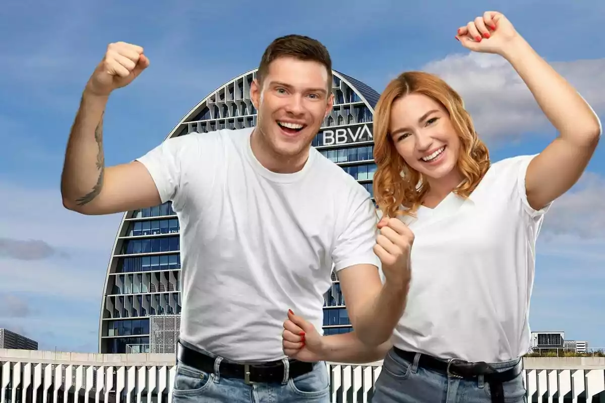 Personas felices con camisetas blancas celebrando frente a un edificio moderno.