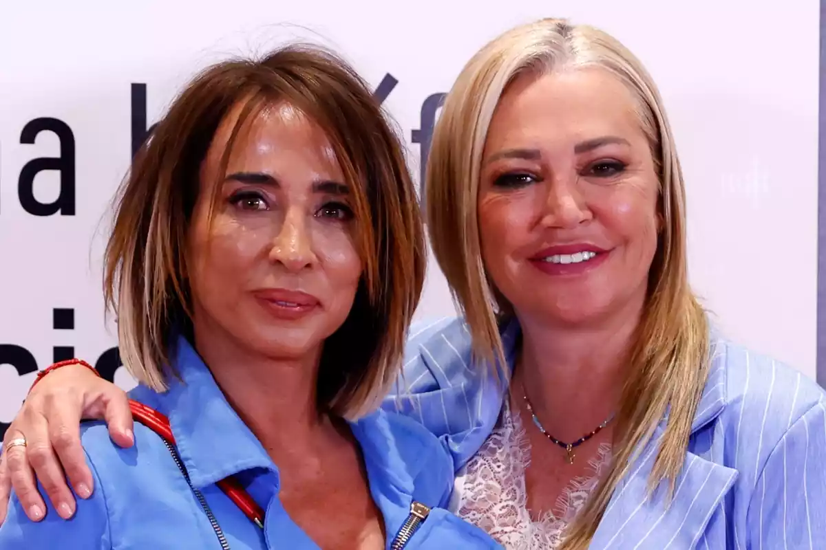 Primer pla de Belén Esteban i María Patiño posant somrients en un photocall