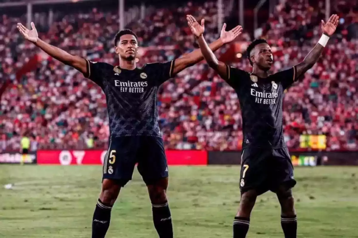 Jude Bellingham i Vinicius celebrant un gol Jude Bellingham i Vinicius celebrant un gol