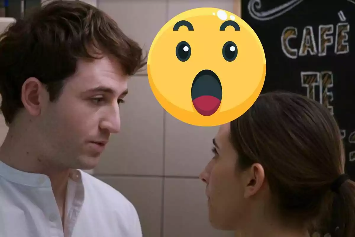 Dues persones mirant-se en un entorn interior amb un emoji sorprès superposat.
