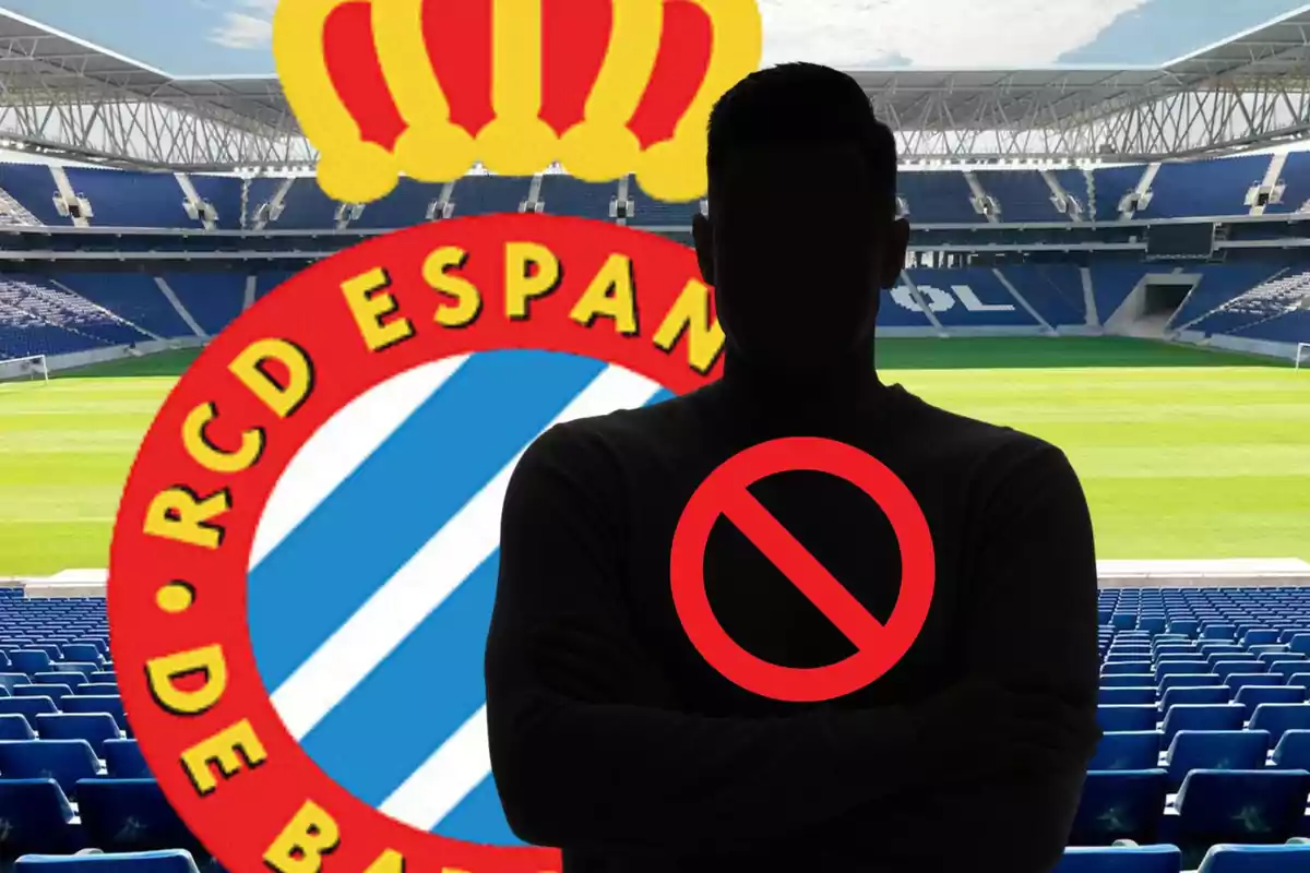 Una persona amb la silueta enfosquida i un símbol de prohibició al pit està dret davant de l'escut del RCD Espanyol en un estadi de futbol buit.