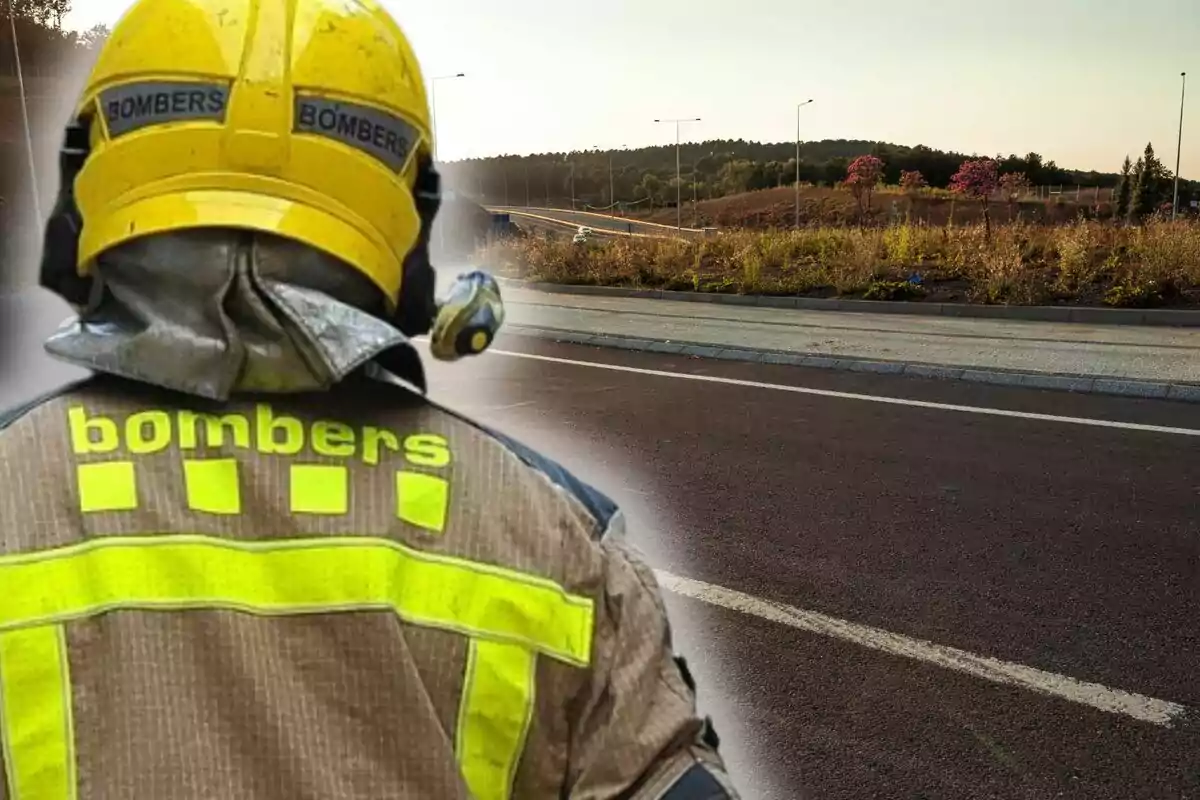 Bomber amb casc groc i uniforme de protecció a una carretera deserta amb paisatge de fons.