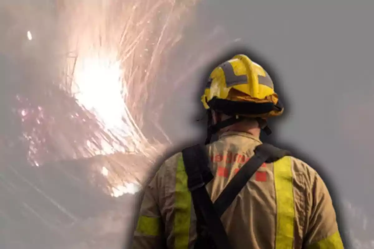 Bombero en el incendio de una vegetación en una urbanización de Valls