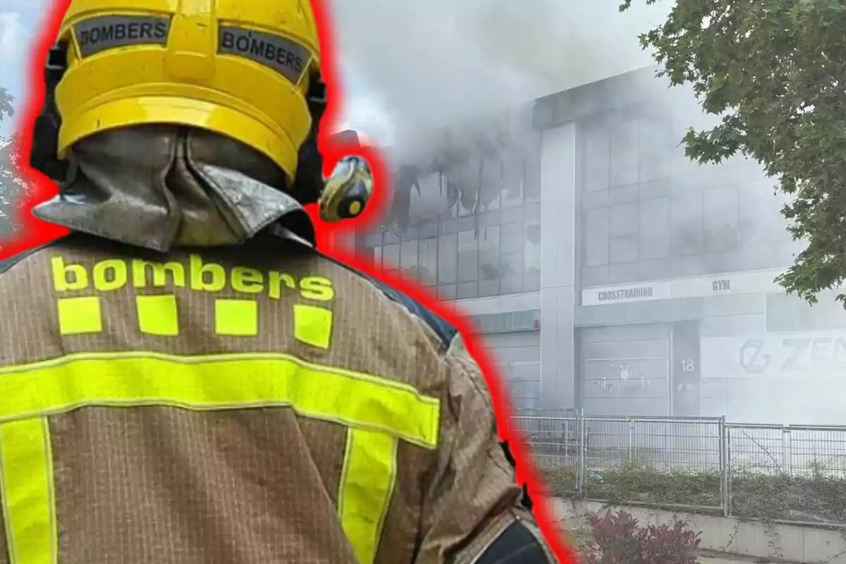 Un bombero con casco amarillo y uniforme marrón con detalles reflectantes observa un edificio en llamas cubierto de humo.