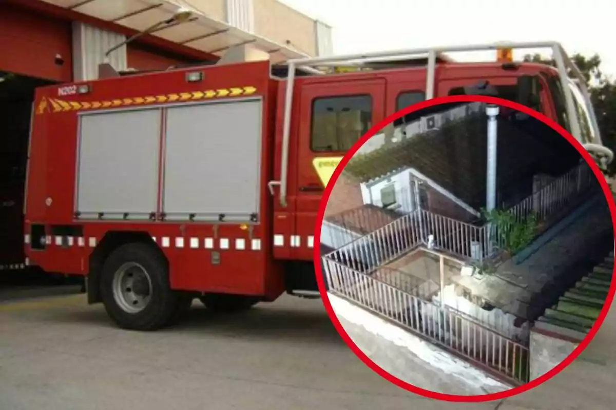 Un camión de bomberos rojo estacionado en una estación con un círculo que muestra un área cercada en un techo.