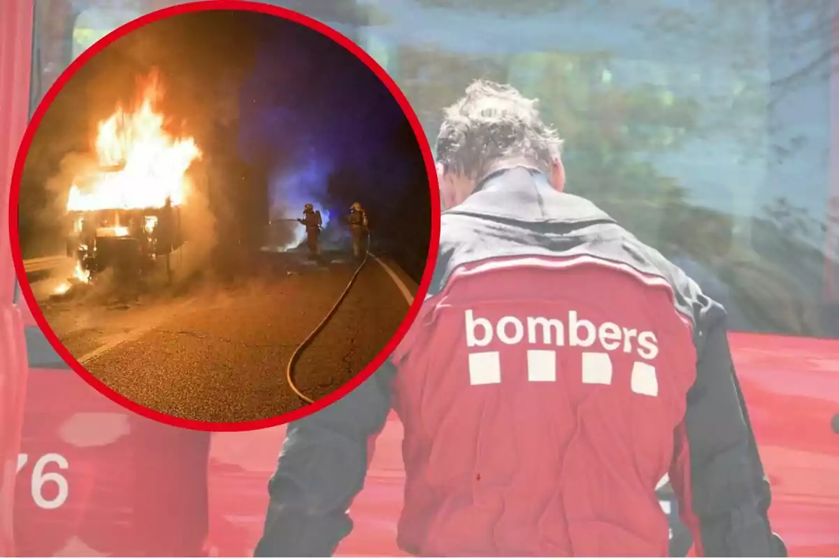 Bombero de espaldas con chaqueta roja y un círculo que muestra un vehículo en llamas en una carretera con dos bomberos trabajando.