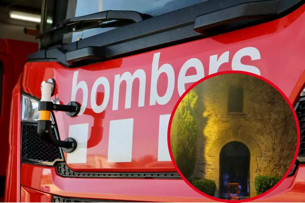 Un camión de bomberos rojo con un detalle ampliado de una puerta de piedra iluminada.