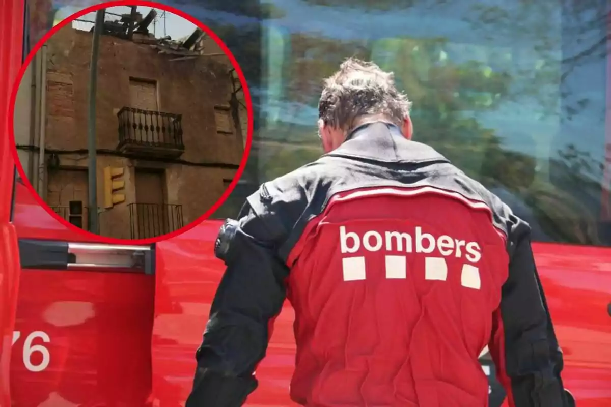 Un bomber d'esquena amb uniforme vermell i negre davant d'un camió de bombers, amb un requadre que mostra una casa antiga i deteriorada.