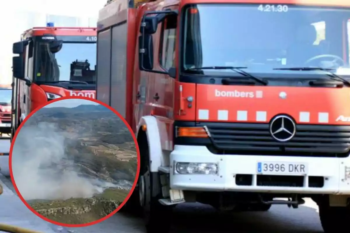 Camions de bombers en acció amb imatge inserida d'un incendi forestal.