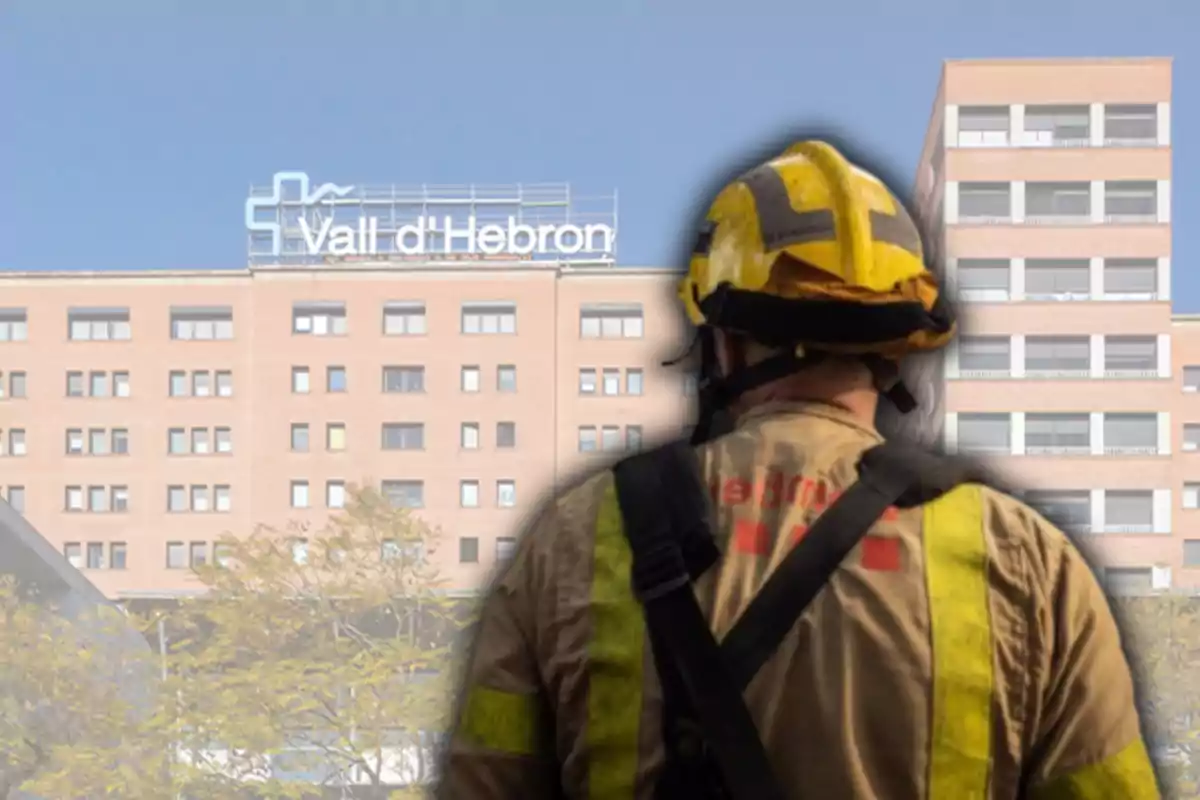 Un bomber i l'hospital Vall d'Hebron