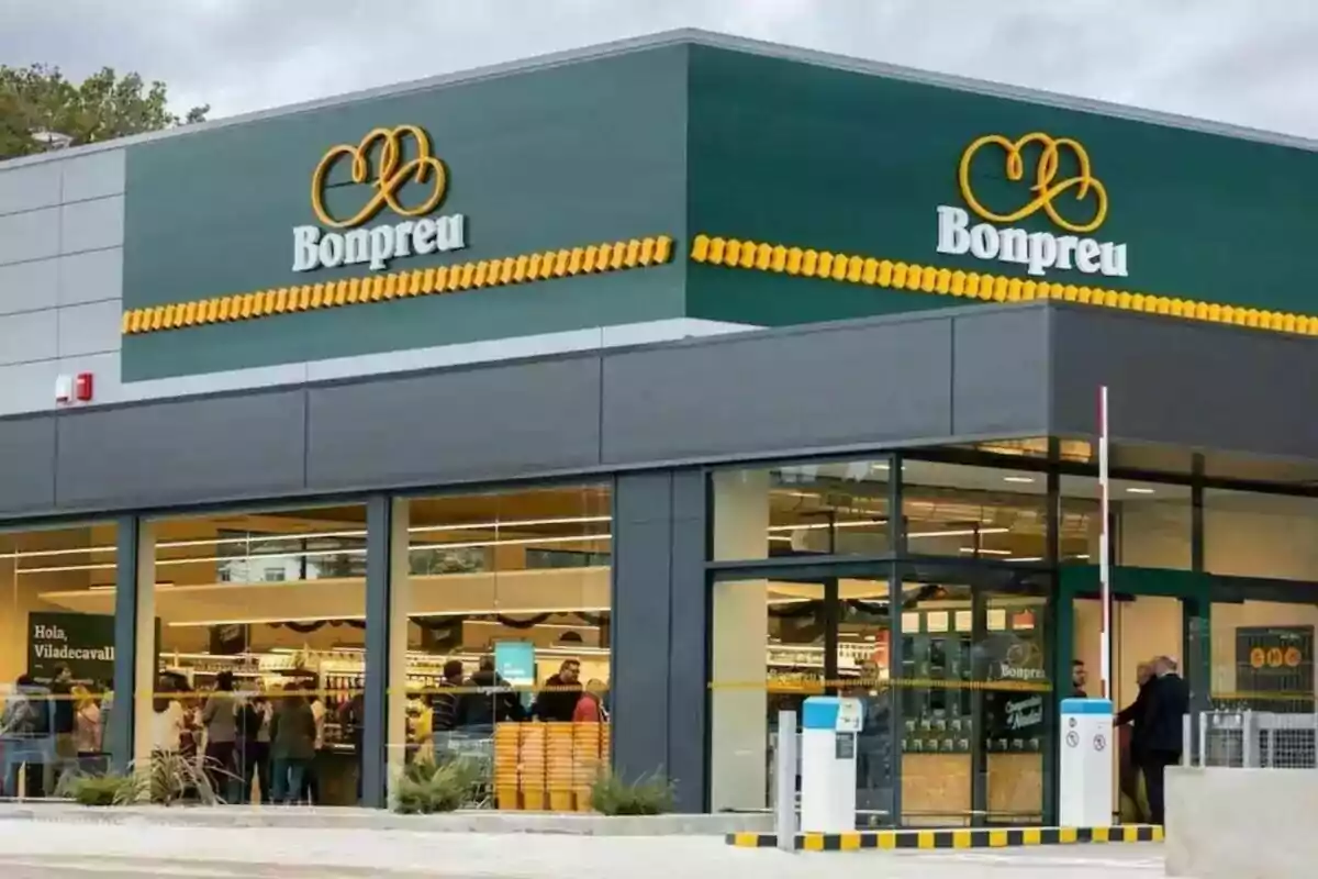 Fachada de un supermercado Bonpreu con personas en su interior.