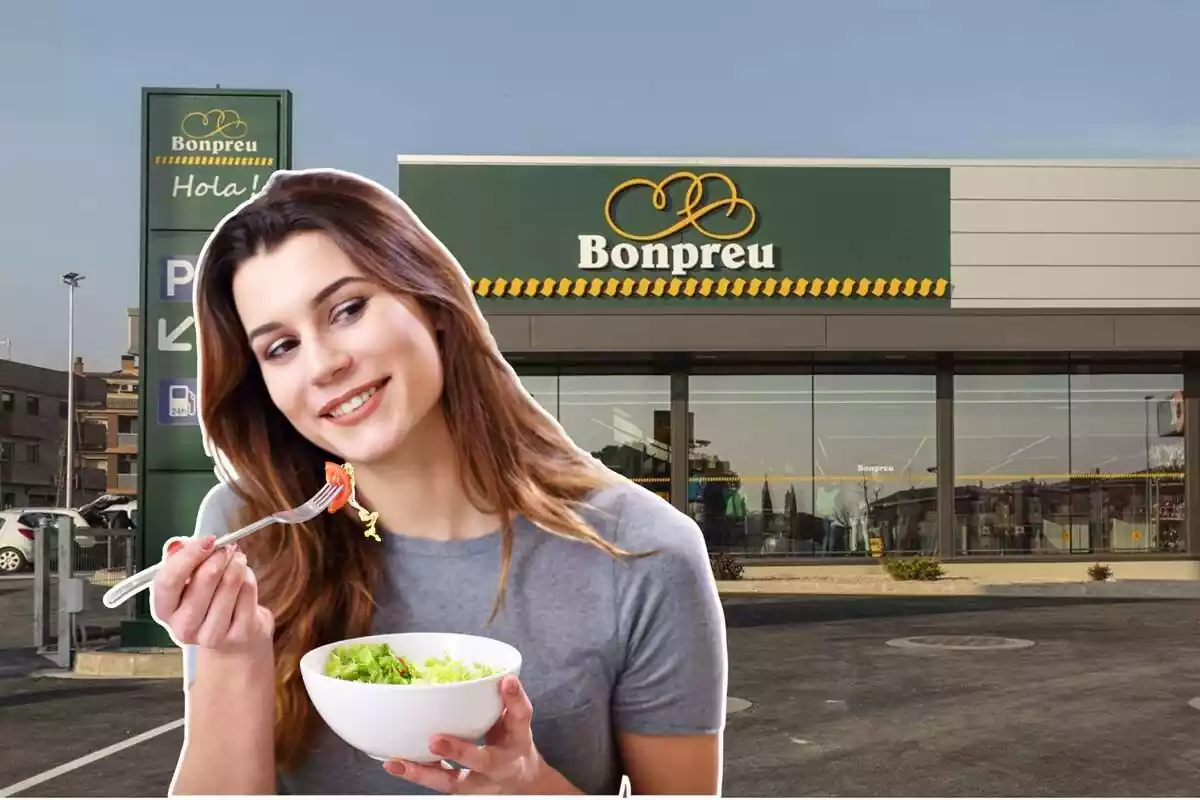 Muntatge amb una imatge de l´exterior d´un establiment Bonpreu i en primer terme una noia menjant una amanida