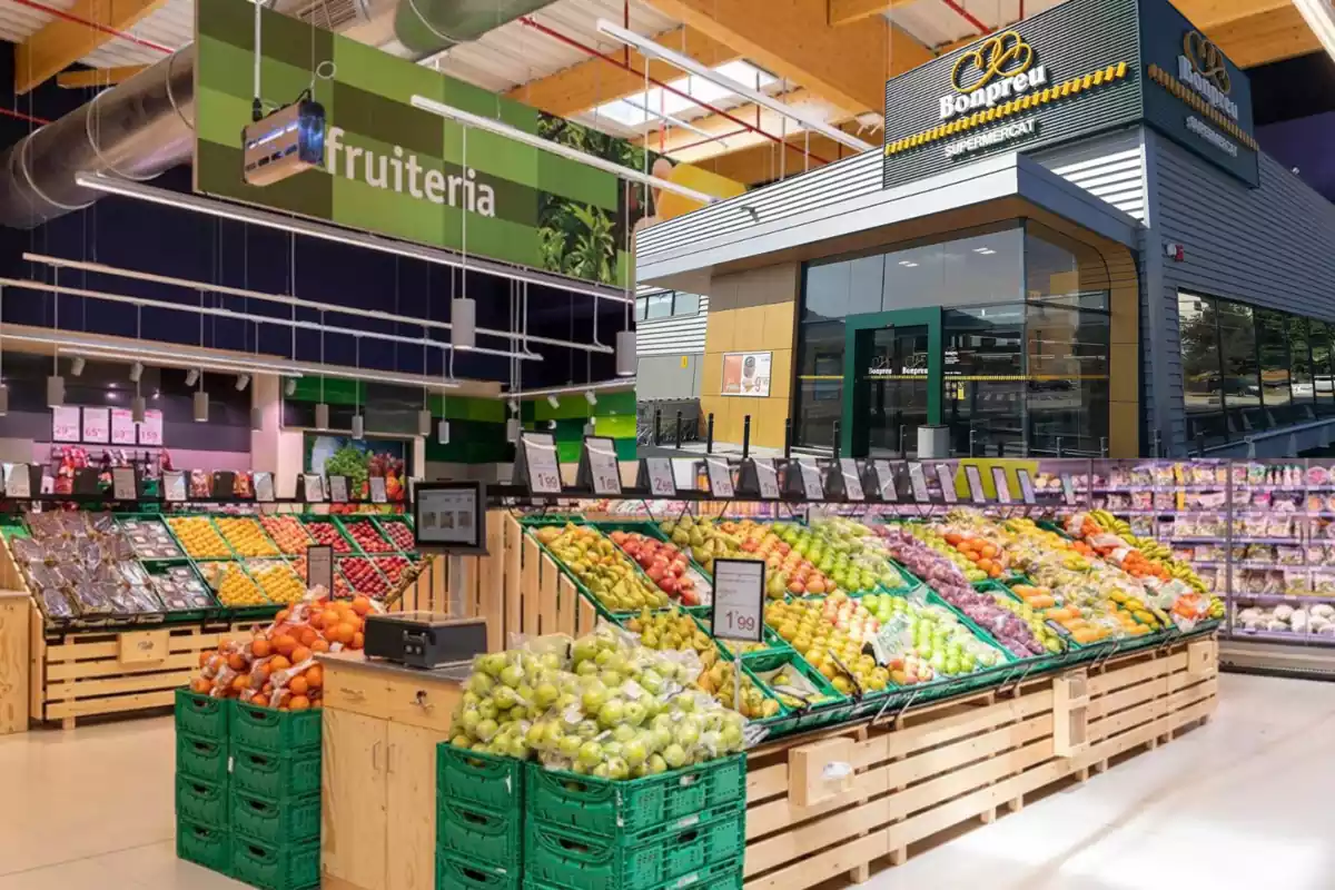 Muntatge amb imatge d'una fruiteria d'un supermercat. A la dreta una imatge amb un establiment de Bonpreu i Esclat
