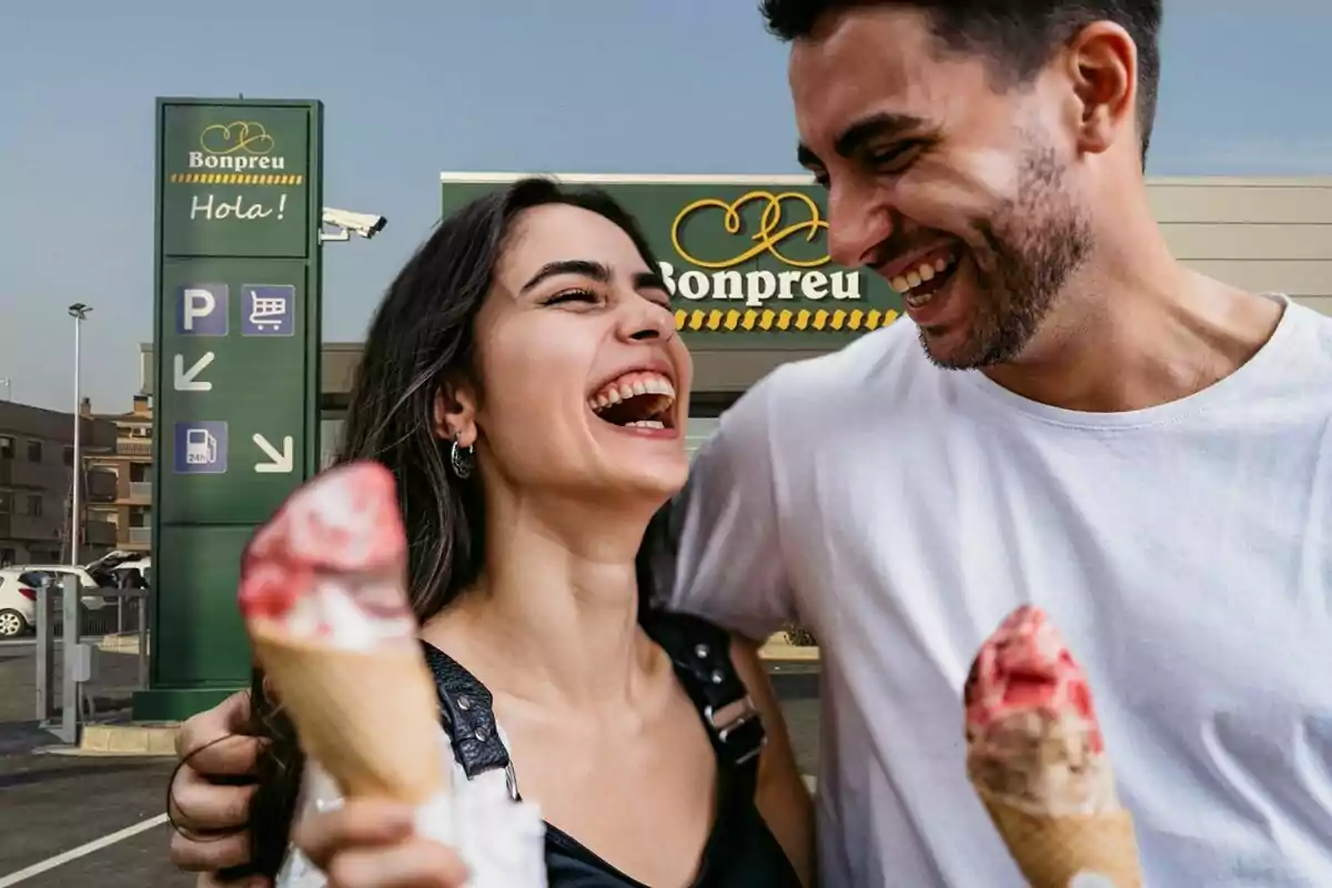 Una pareja sonriente disfrutando de helados frente a un supermercado Bonpreu.