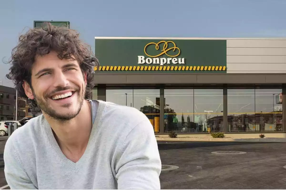 Muntatge amb una imatge de l'exterior d'un establiment Bonpreu i en primer terme un home somrient i feliç