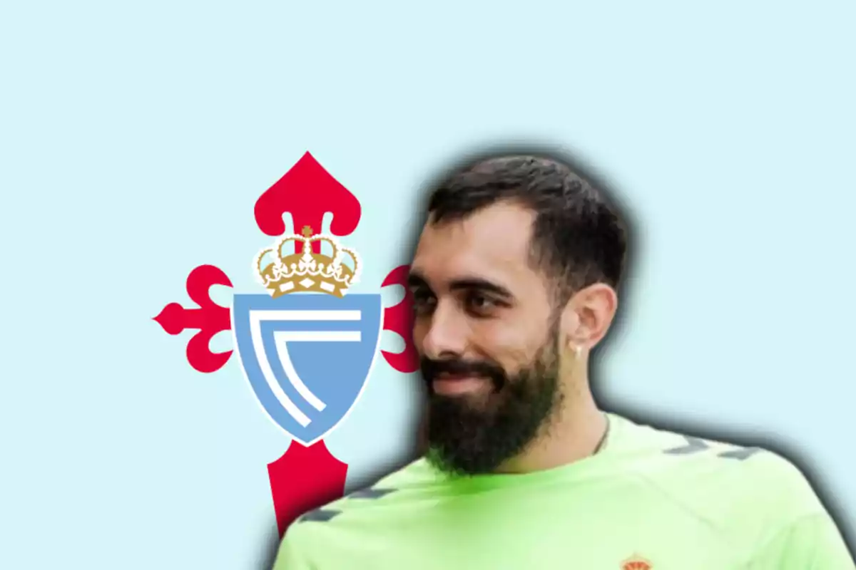 Borja Iglesias i l'escut del Celta