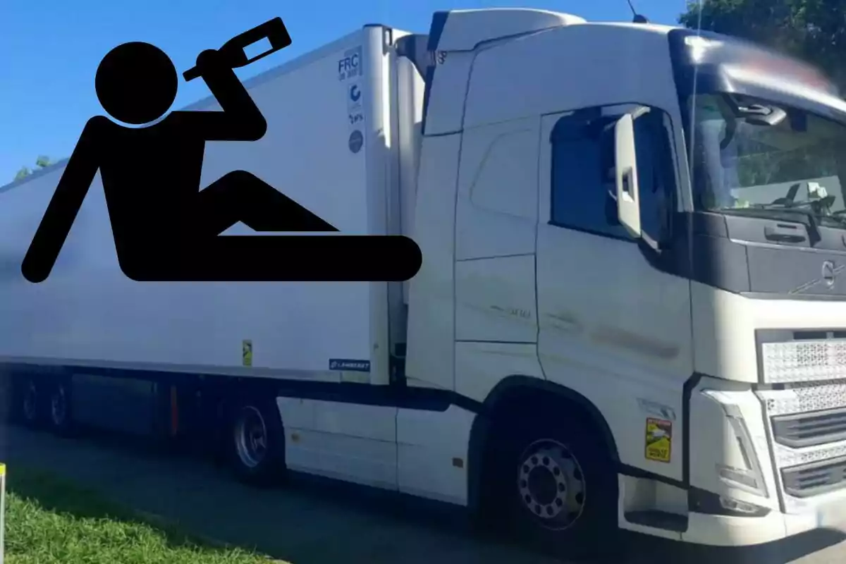 Un camió blanc estacionat amb un gràfic d'una figura humana bevent superposat al costat del remolc.