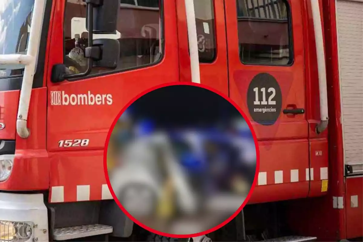 Un camión de bomberos rojo con la palabra "bombers" y el número de emergencias "112" en el costado, con una imagen borrosa en un círculo rojo en primer plano.