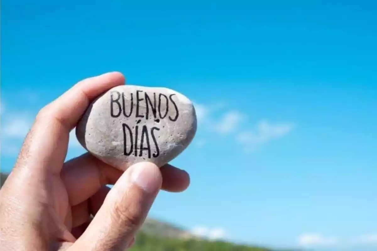 Una piedra con la inscripción "Buenos días"