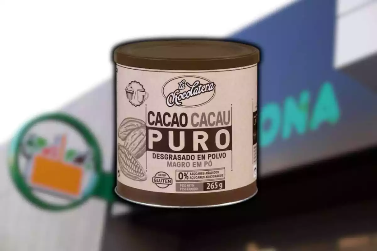 Bote de cacao puro cero azúcares sore fondo de Mercadona desenfocado Bote de cacao puro cero azúcares sore fondo de Mercadona desenfocado