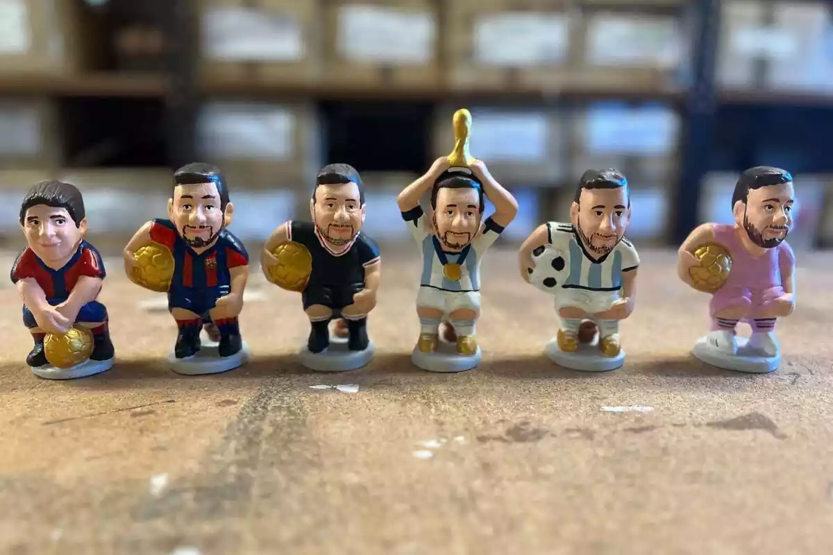 Imatge de diverses figuretes del caganer de Leo Messi