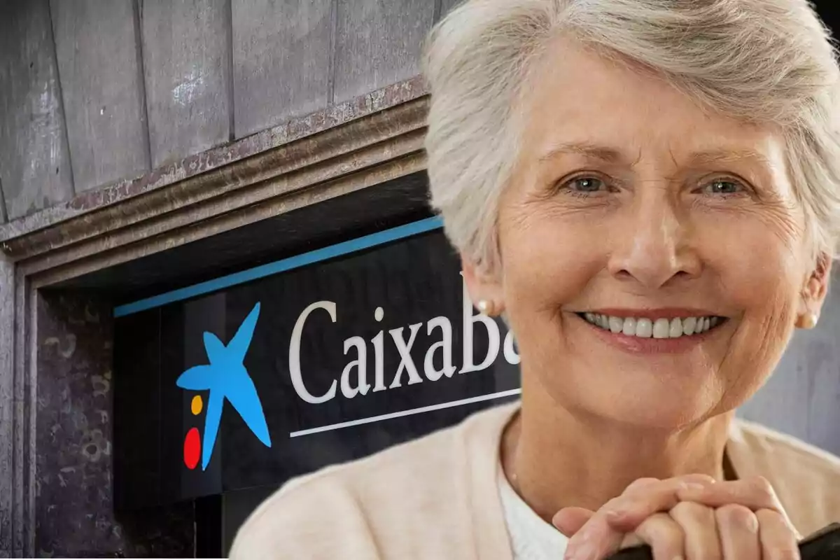 Una mujer mayor sonriente frente a un letrero de CaixaBank.