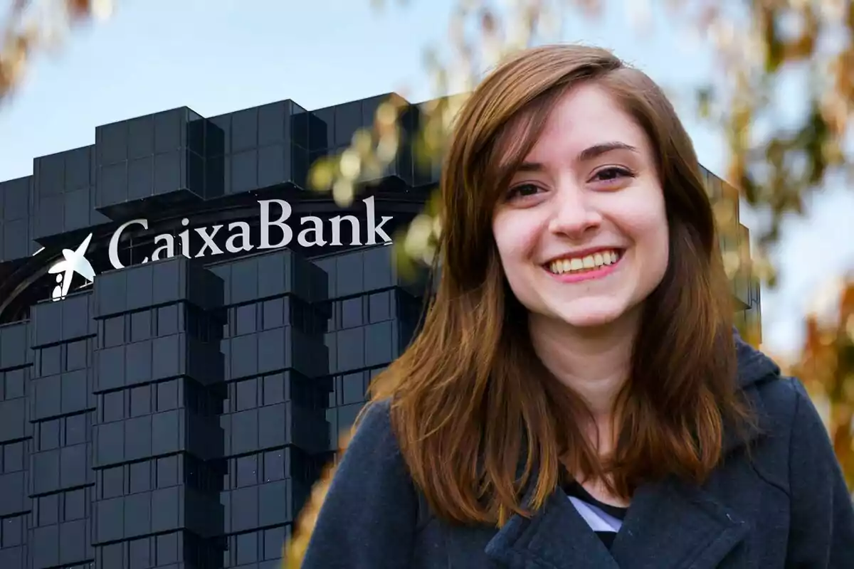 Una dona somrient davant d'un edifici de CaixaBank.