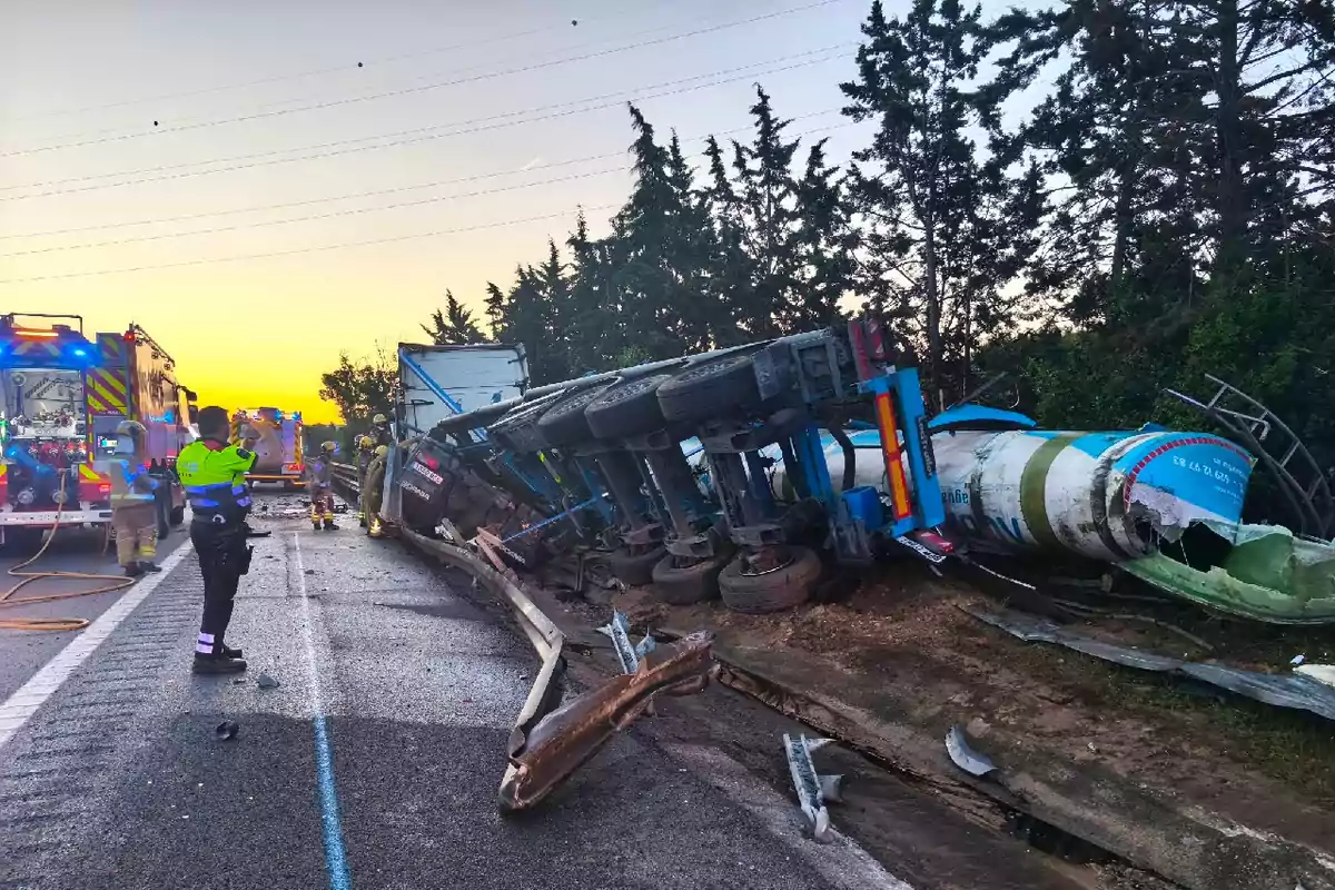 Camió bolcat a l'AP-7