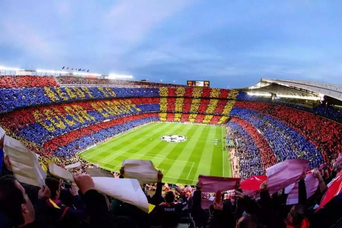 Imatge de l'antic Camp Nou ple durant un partit de futbol
