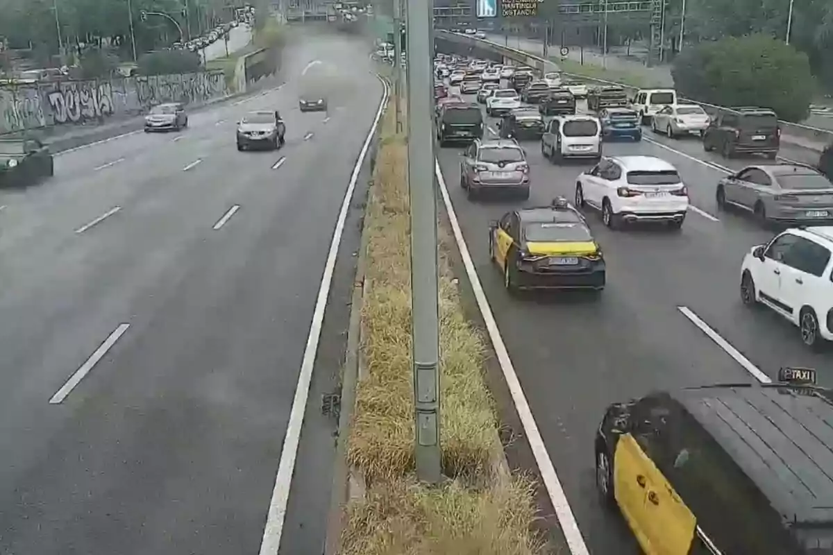 Tráfico denso en una autopista con varios carriles y coches en movimiento.