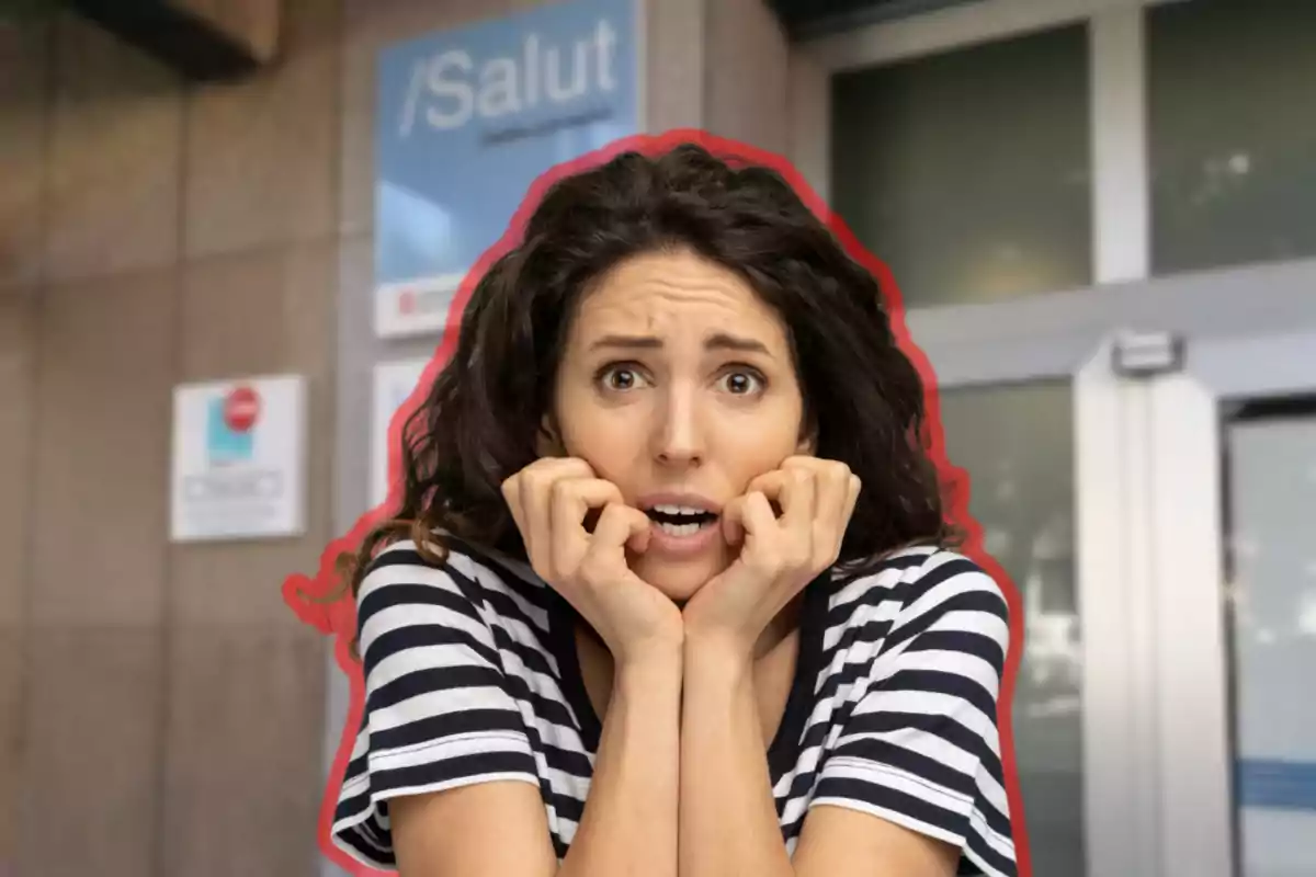 Una dona amb expressió de preocupació davant d'un edifici amb un cartell que diu "Salut".