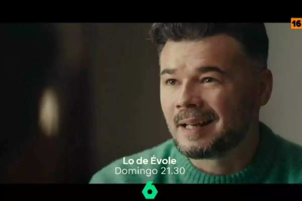 Un hombre con barba y suéter verde aparece en una imagen promocional del programa "Lo de Évole" que se emite el domingo a las 21:30 en La Sexta.