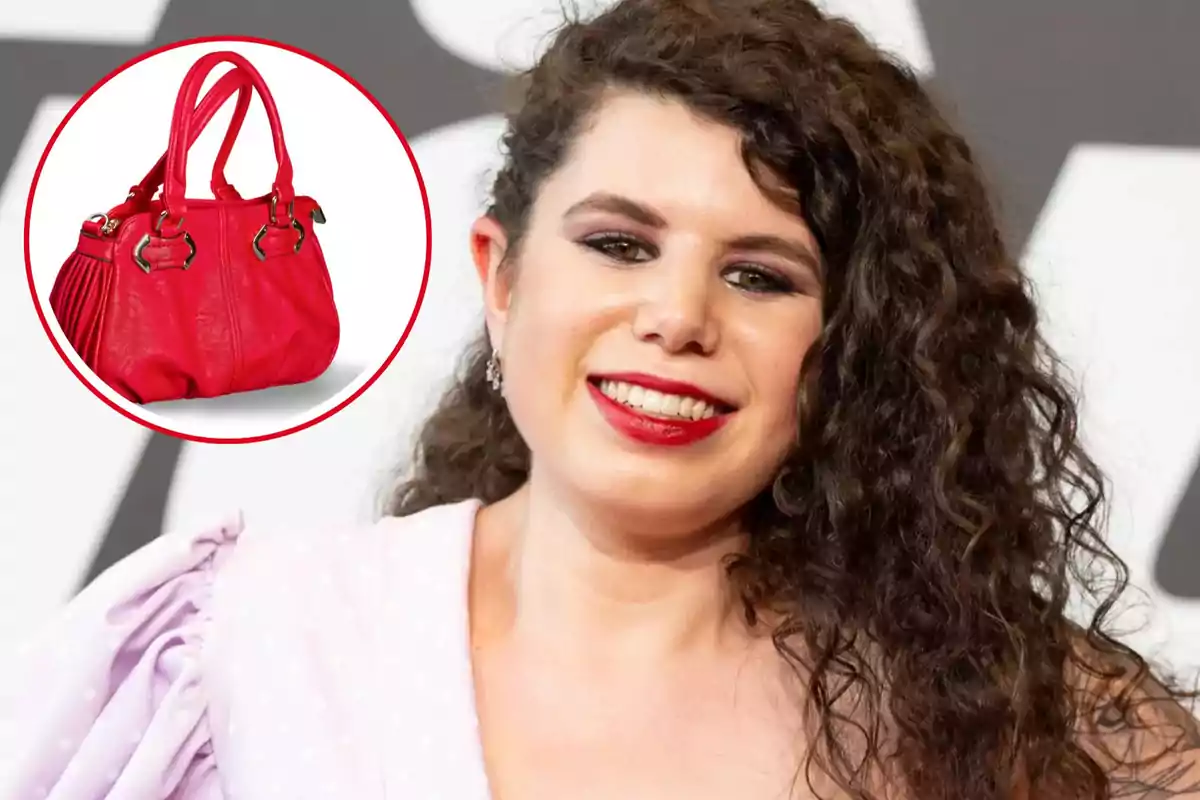 Mujer sonriente con cabello rizado y labios rojos, con un bolso rojo en un círculo a su lado.