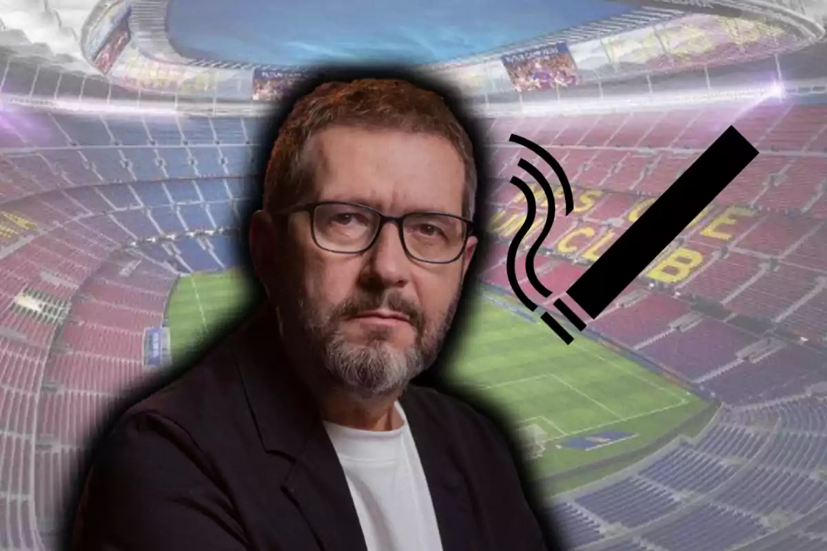 Un hombre con gafas y barba frente a un estadio de fútbol con un símbolo de cigarrillo tachado.