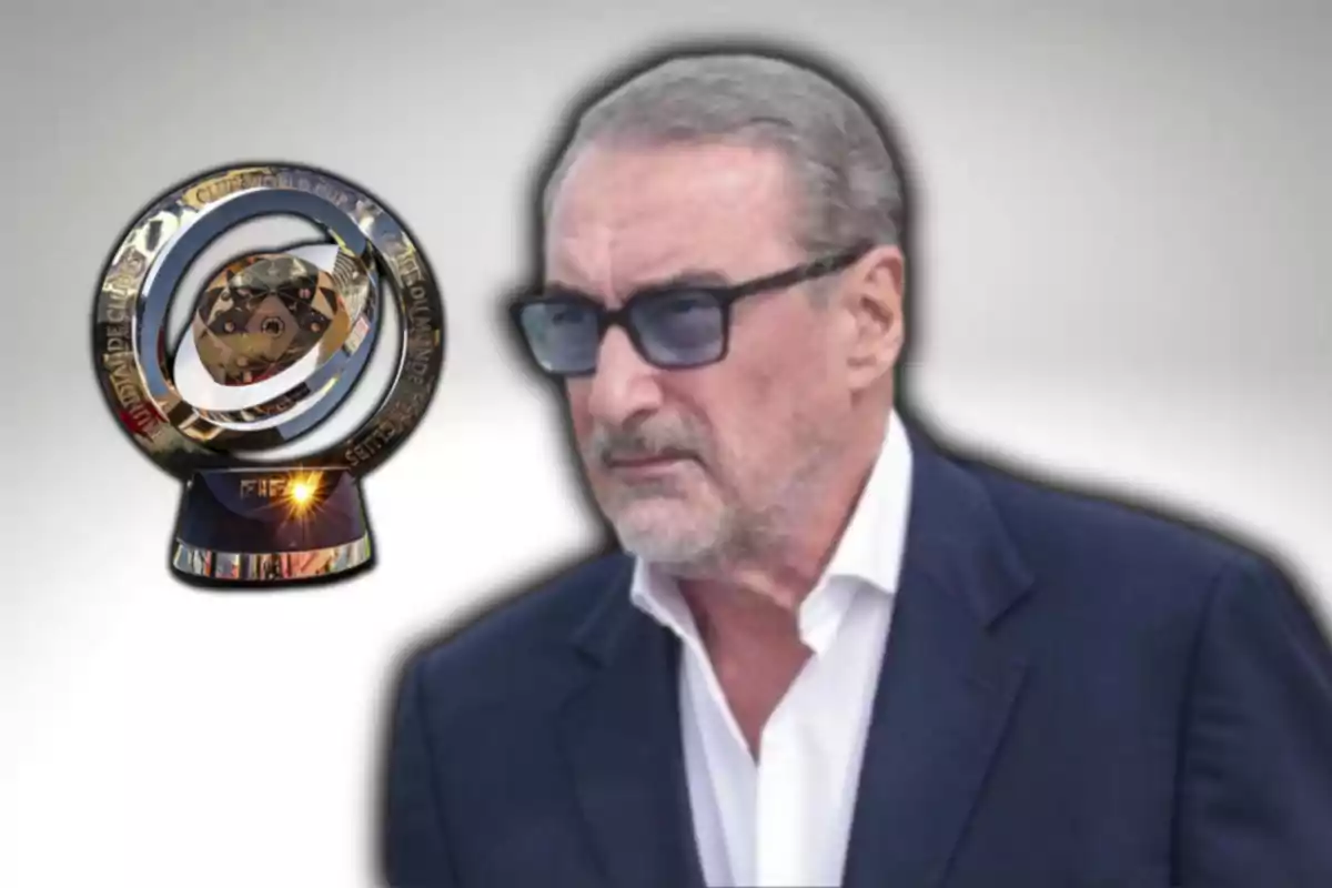 Carlos Herrera i el trofeu del Mundial de Clubs
