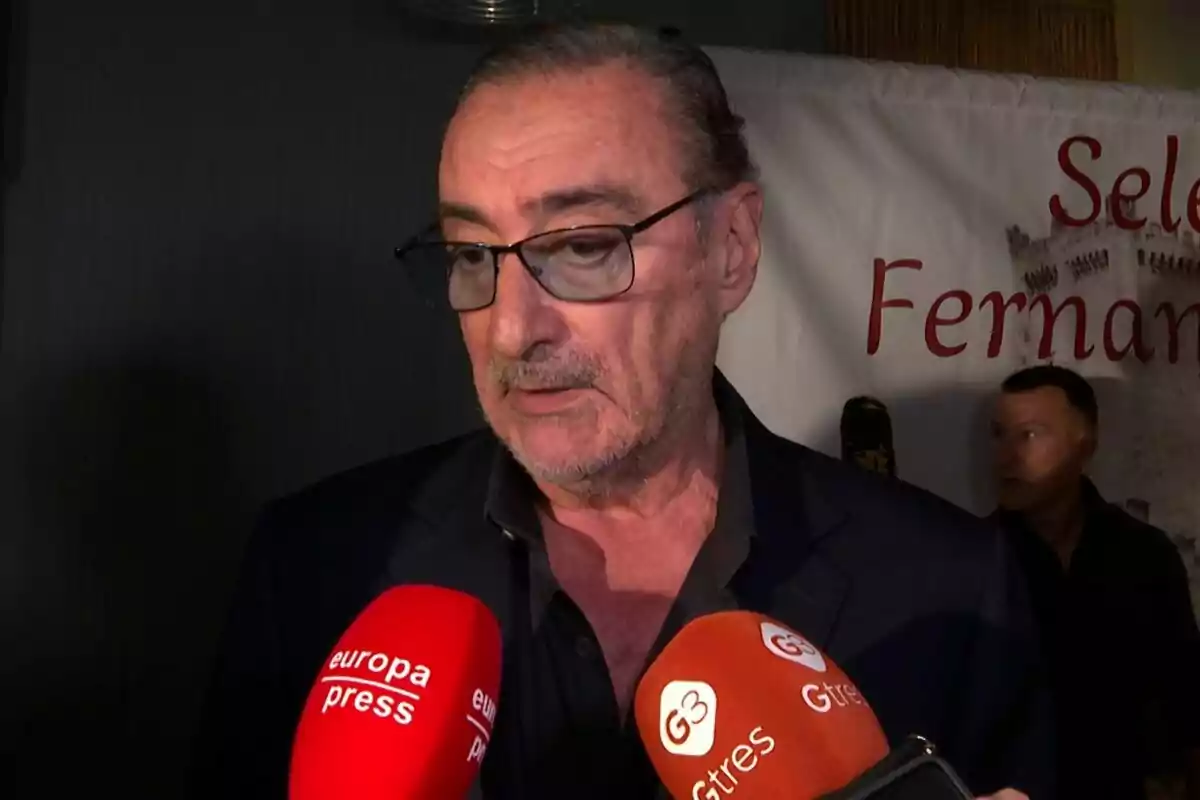 Carlos Herrera amb ulleres i barba parlant davant de diversos micròfons de premsa. Carlos Herrera amb ulleres i barba parlant davant de diversos micròfons de premsa.