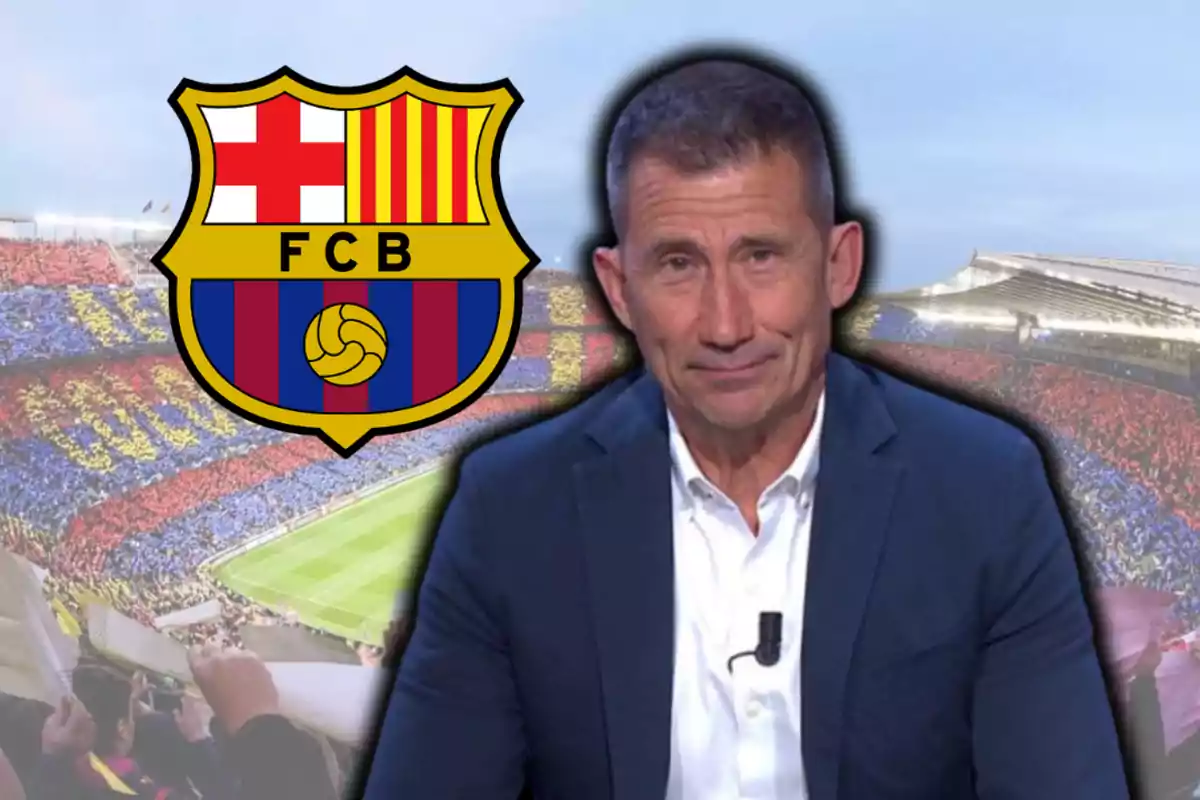 Un home amb vestit fosc i camisa blanca està davant d'un estadi ple d'aficionats, amb l'escut del FC Barcelona al seu costat.