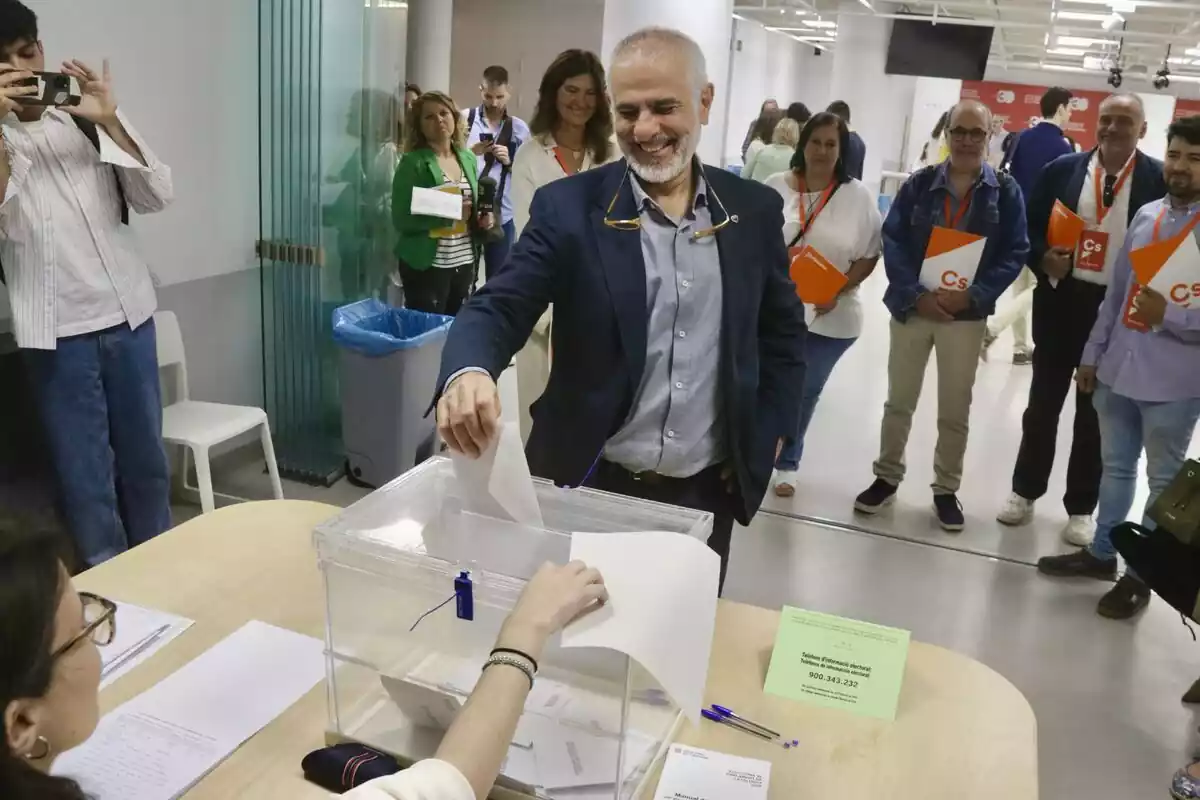 Carlos Carrizosa votant