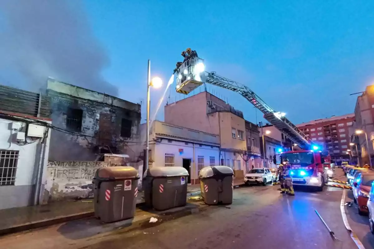 Bombers treballant a l'incendi a Badalona