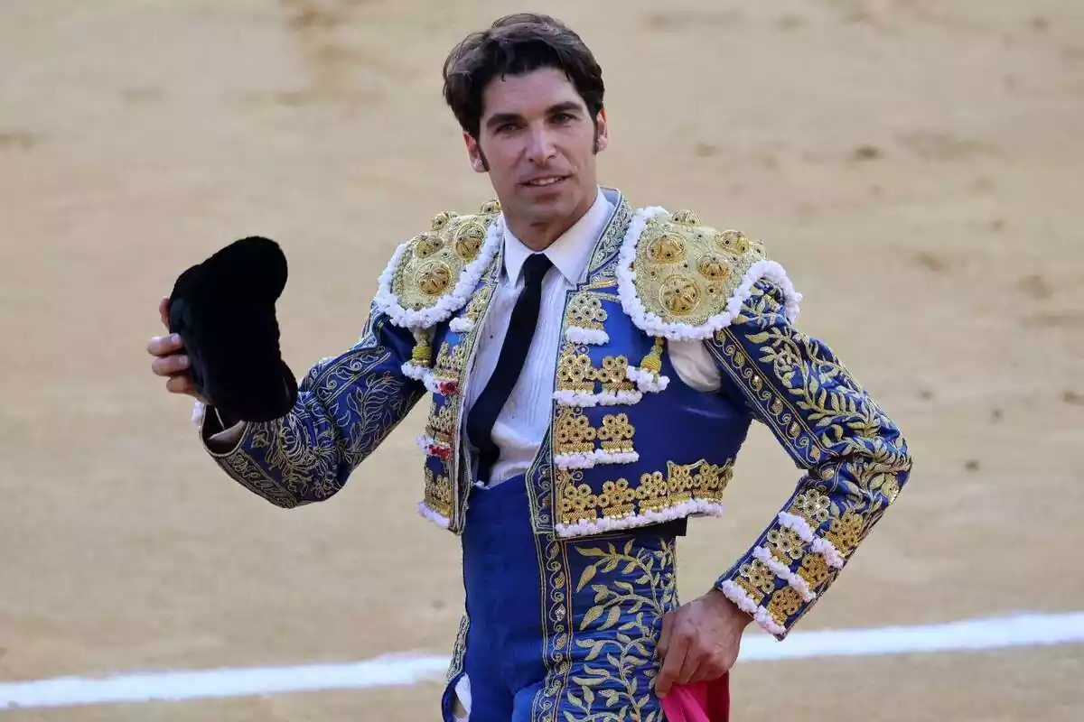 Cayetano Rivera amb rostre somrient torejant en la plaça de toros de València Cayetano Rivera amb rostre somrient torejant en la plaça de toros de València