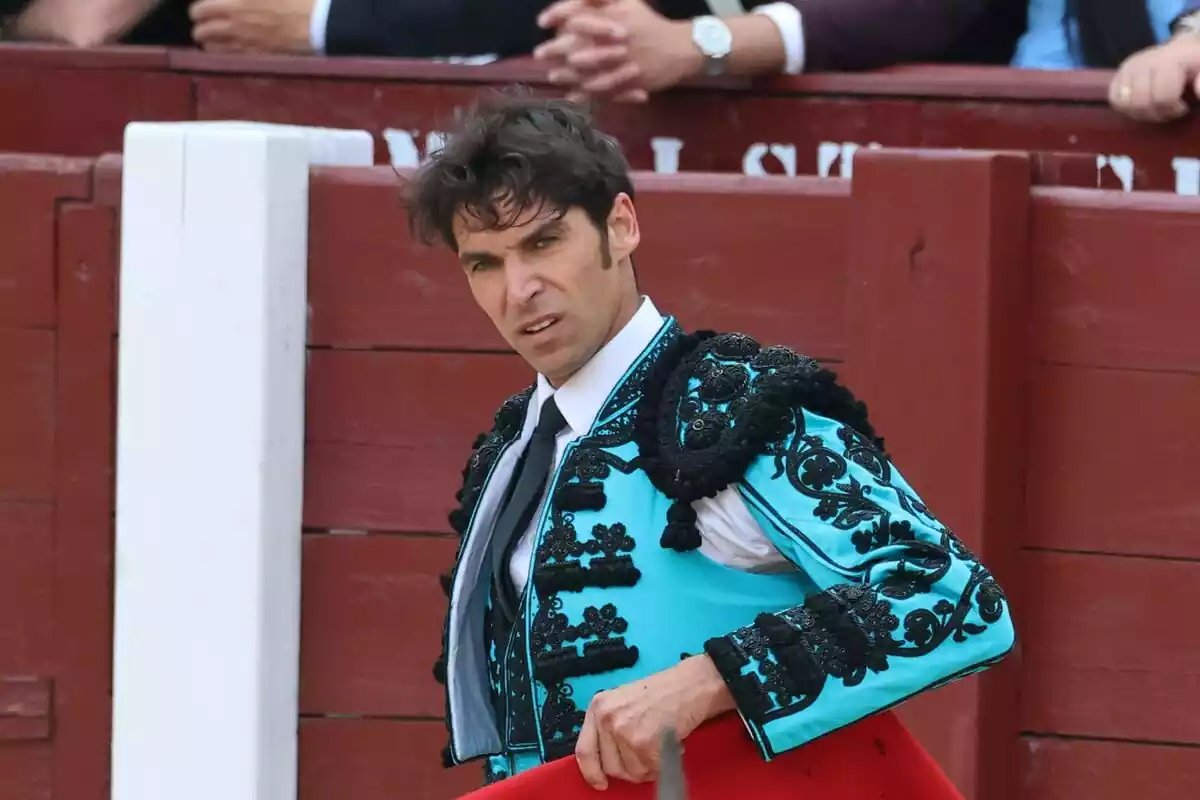 Cayetano Rivera torejant amb un vestit blau i negre Cayetano Rivera torejant amb un vestit blau i negre