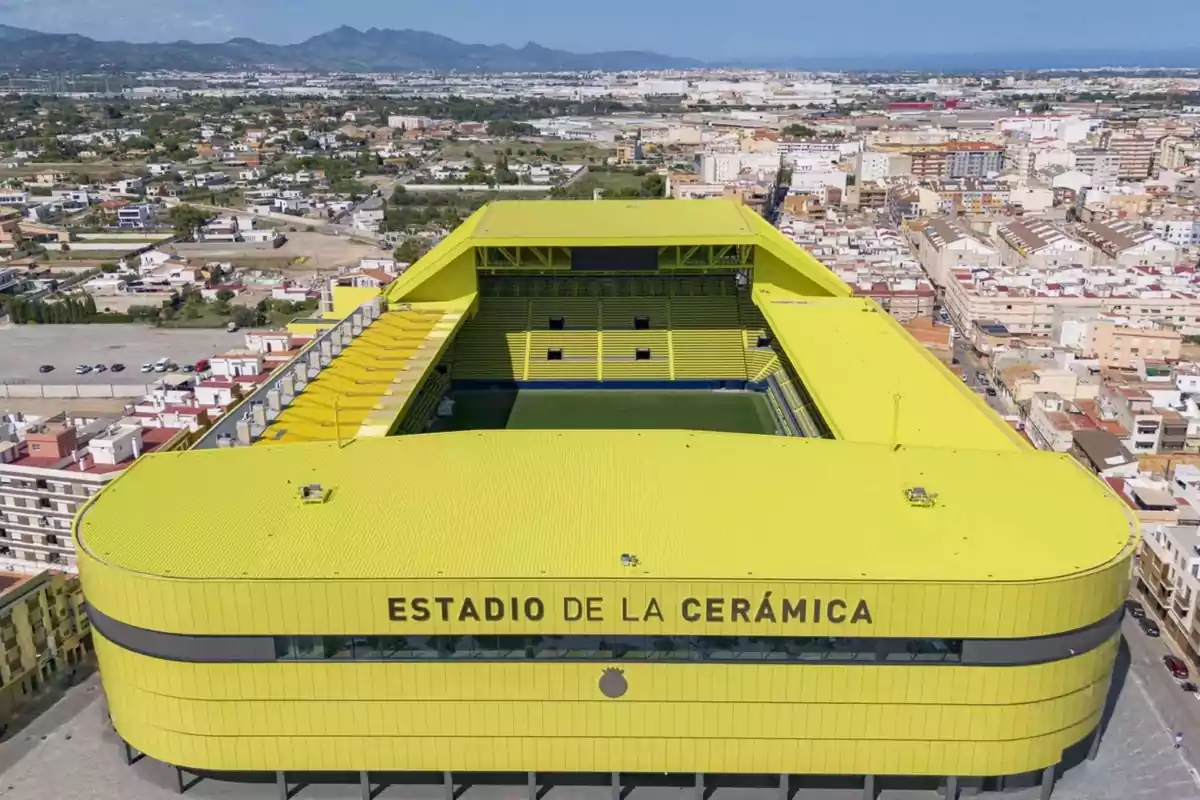 Estadi de la Ceràmica, feu on el Vila-real disputa els seus partits com a local Estadi de la Ceràmica, feu on el Vila-real disputa els seus partits com a local