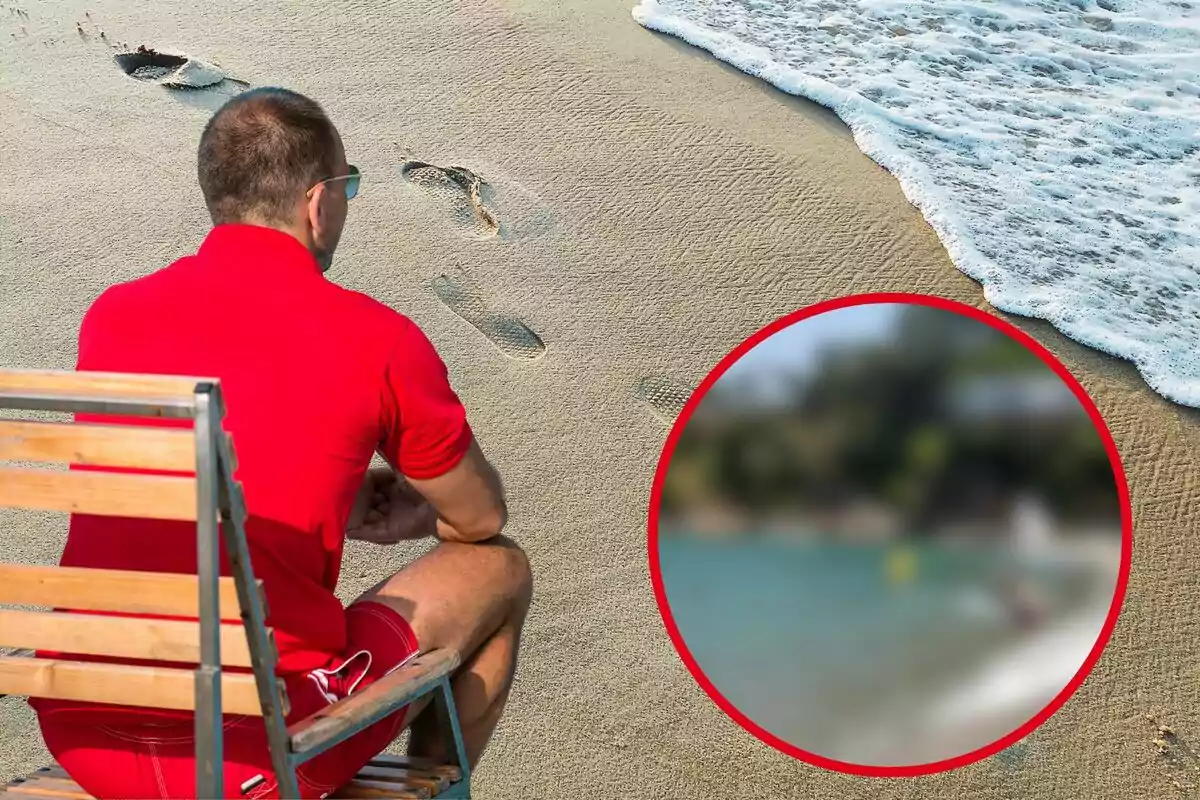 Un hombre con camiseta roja está sentado en una silla de madera en la playa, mirando hacia el mar con huellas en la arena y un círculo borroso en la esquina inferior derecha.