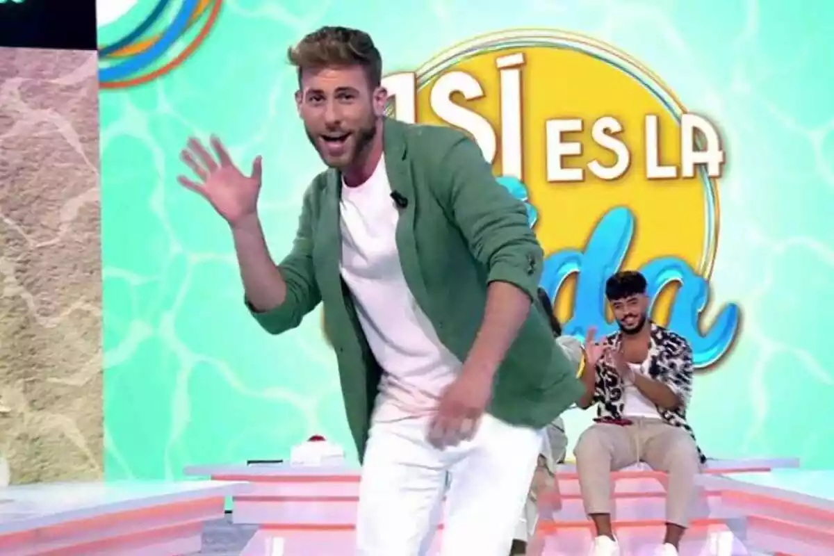 César Muñoz saludant a Así es la vida de Telecinco César Muñoz saludant a Así es la vida de Telecinco