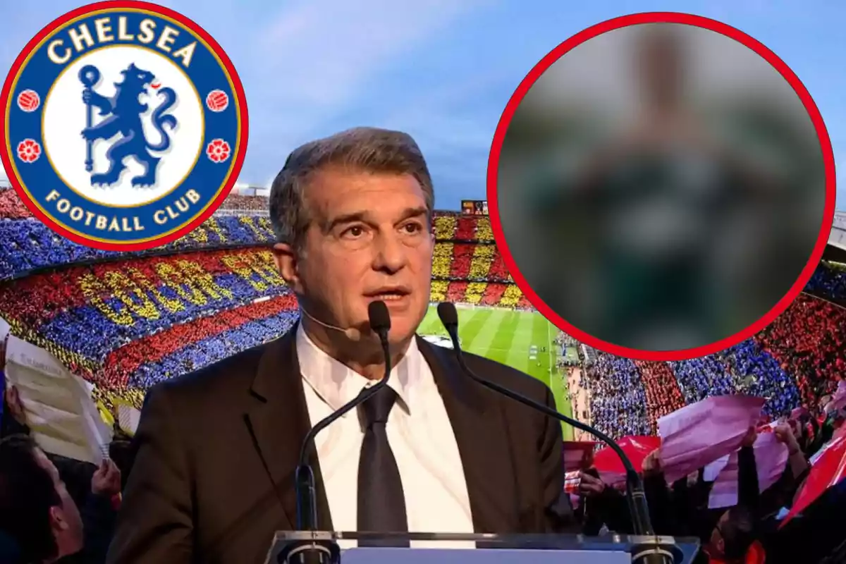 Home parlant en un podi amb el logotip del Chelsea FC i un estadi de fons.