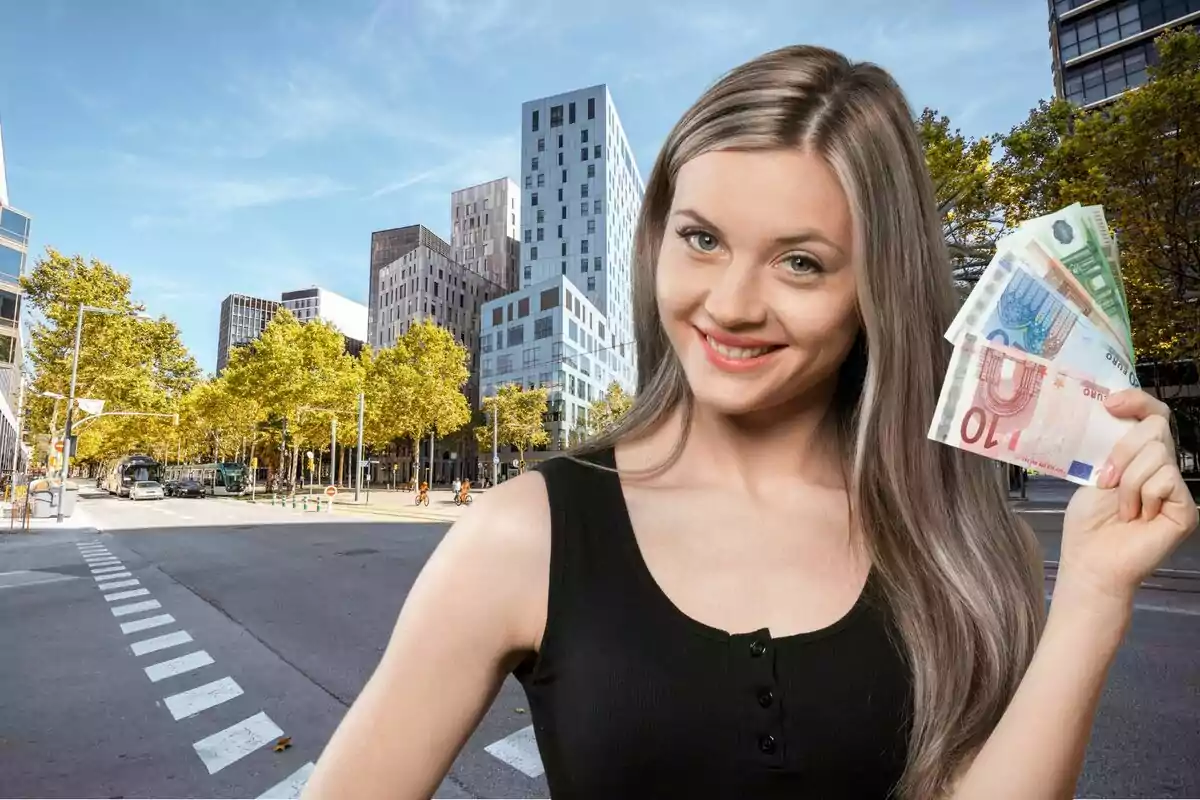 Una mujer sonriente sostiene billetes de euro en una mano mientras está de pie en una calle urbana con edificios modernos y árboles a su alrededor. Una mujer sonriente sostiene billetes de euro en una mano mientras está de pie en una calle urbana con edificios modernos y árboles a su alrededor.
