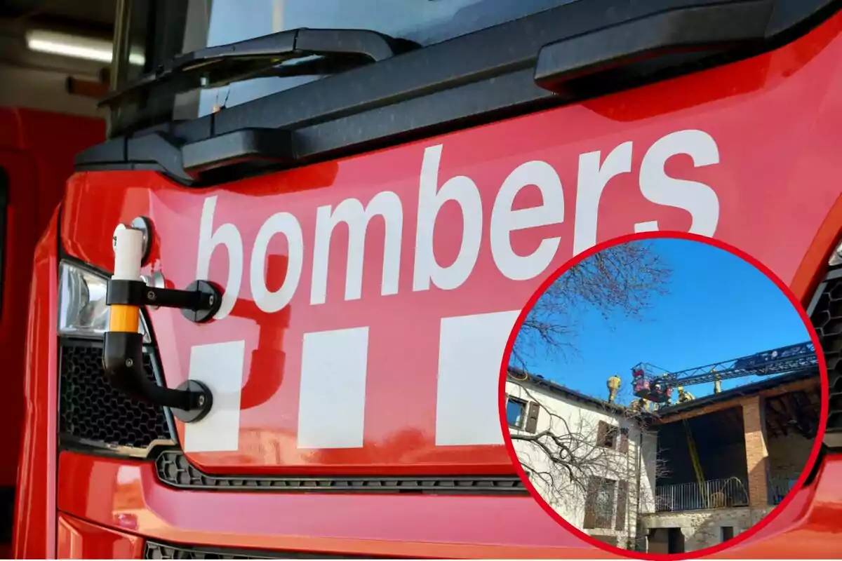 Un camión de bomberos rojo con la palabra "bombers" en el frente y un recuadro que muestra a bomberos trabajando en el techo de un edificio.