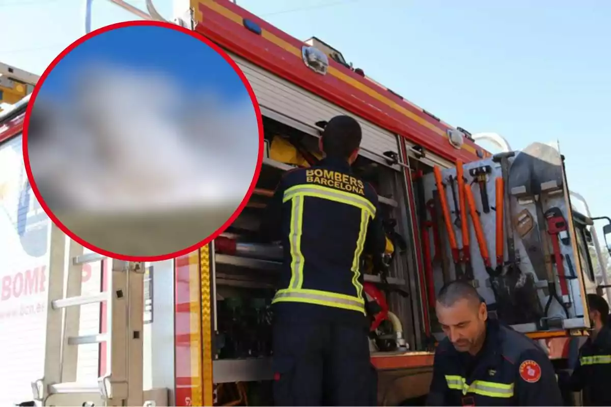 Bombers de Barcelona treballant en un camió de bombers amb eines i equip.