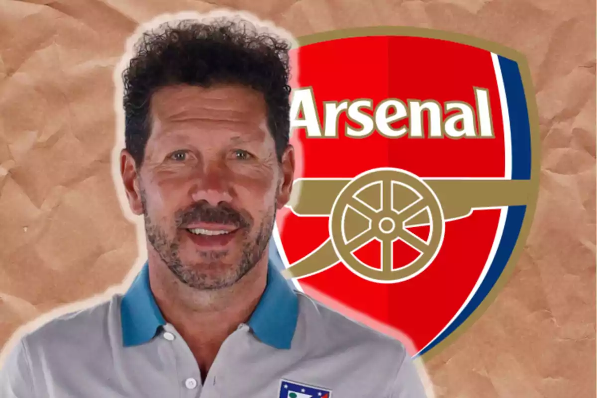 Cholo Simeone i l'escut de l'Arsenal